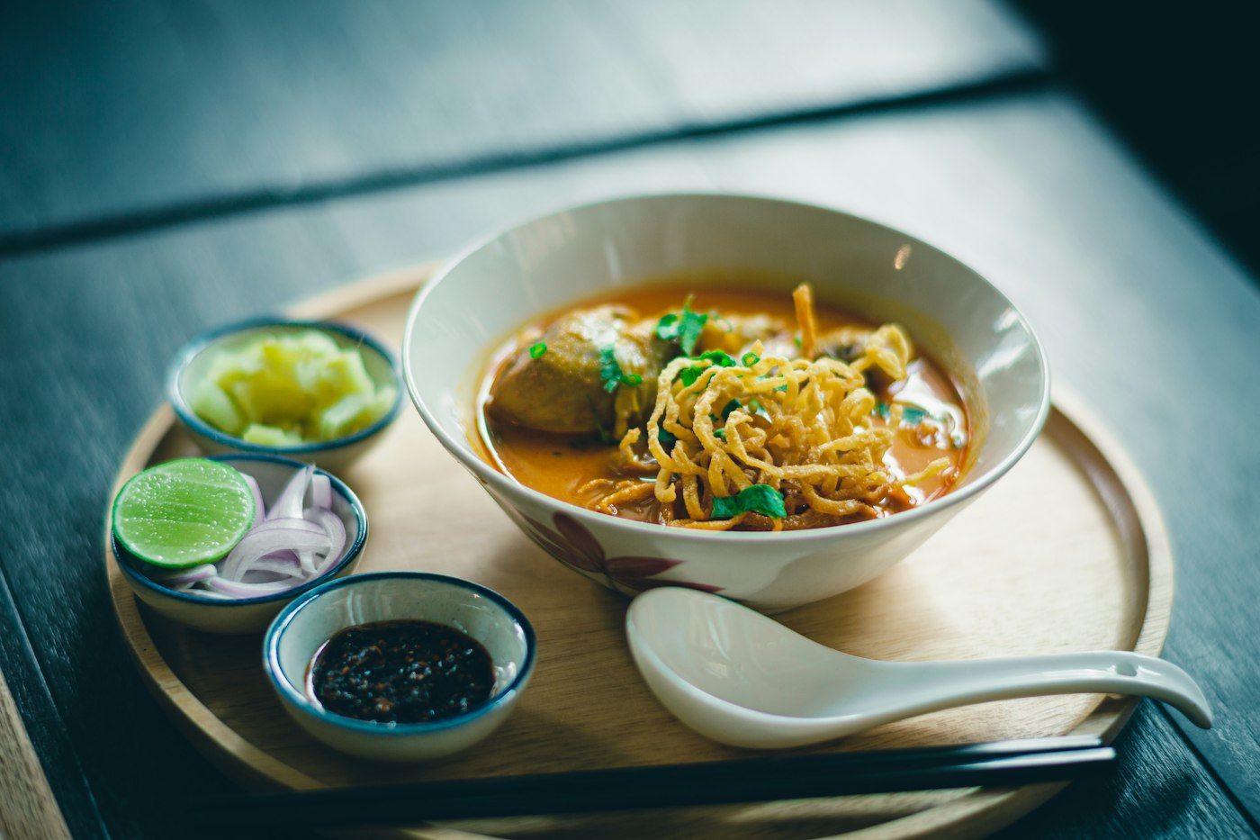 ข้าวซอยในชามบนถาดไม้